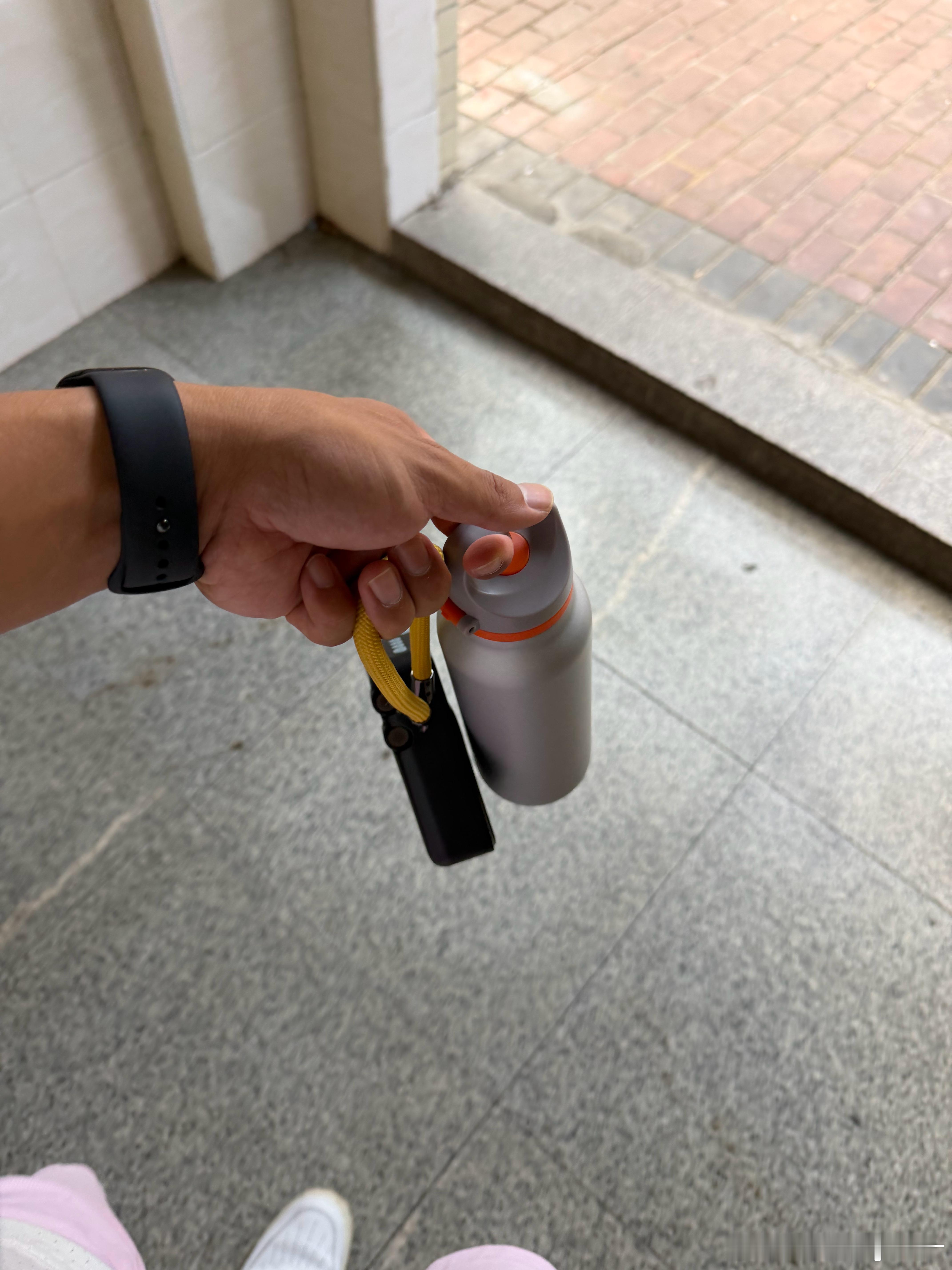 自从降薪后，想买个 Pocket4 都要纠结，以前年年换新 iPhone 的我去