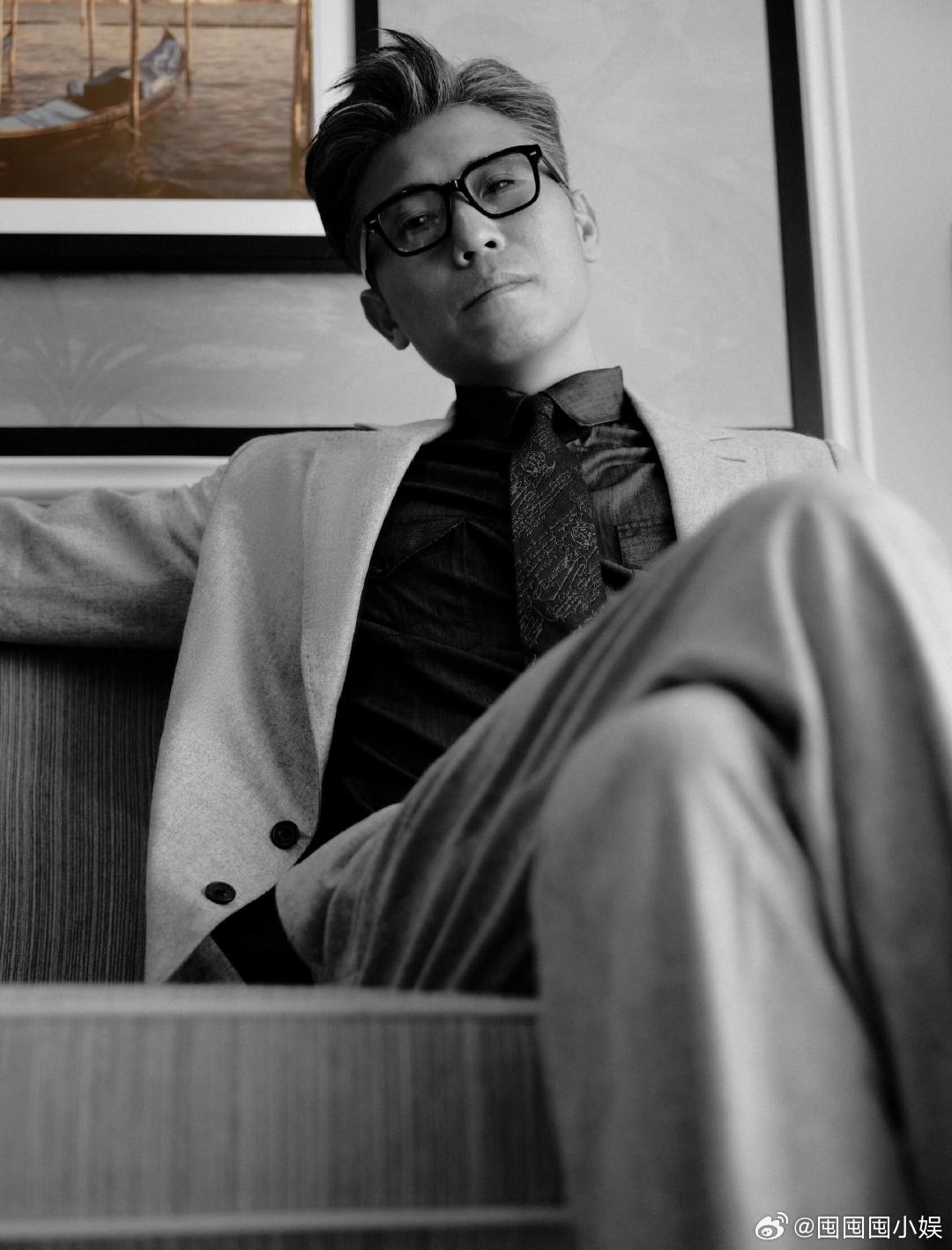 李乃文银发背头的权威 都说发型能改变气质，李乃文这银发背头就是最好例子，隔着屏幕