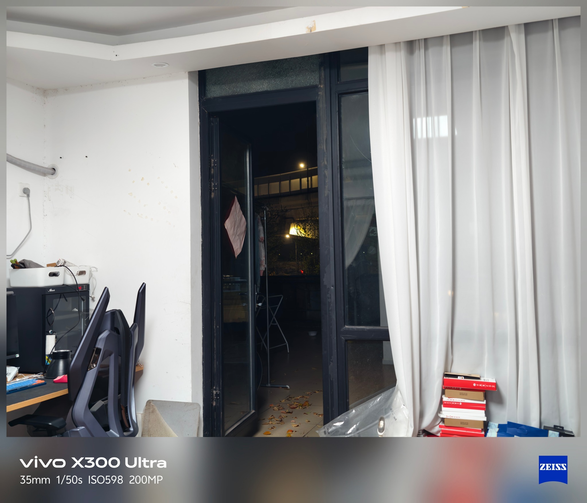 左边是我看到的，右边是装上 400mm G2 Ultra 之后拍的…只能说这颗大