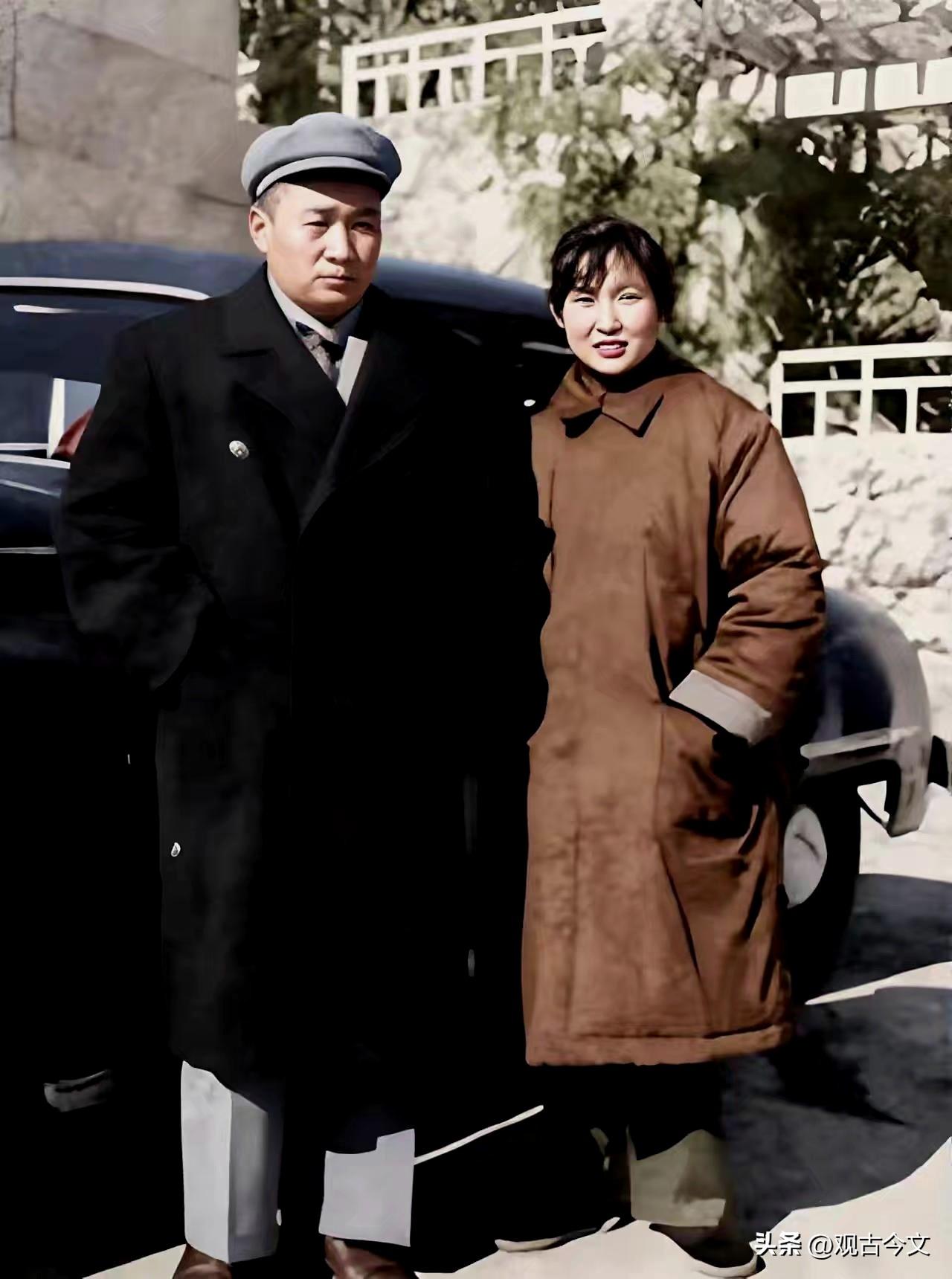 1950年代，大连，毛岸青与妹妹李敏并肩站在车旁，留下了这张珍贵合影。彼时的毛岸
