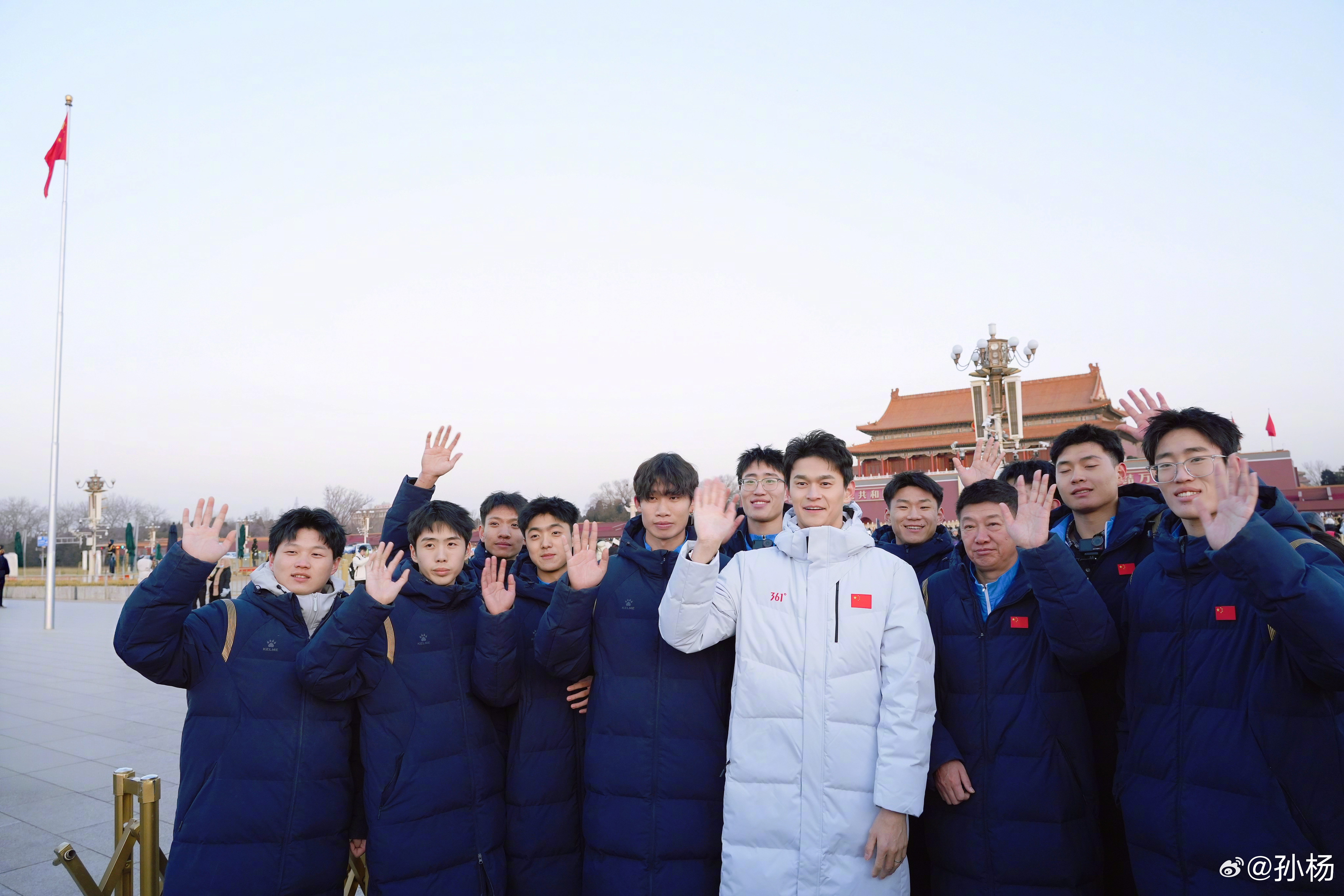 2026年第一次在天安门看升旗，在节目录制后和齐齐哈尔一中的孩子们一起。国歌响起