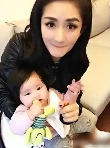 别再说谢娜开演唱会是为梦想了，你算算她家一年固定开销有多吓人。 上海思南公馆那套