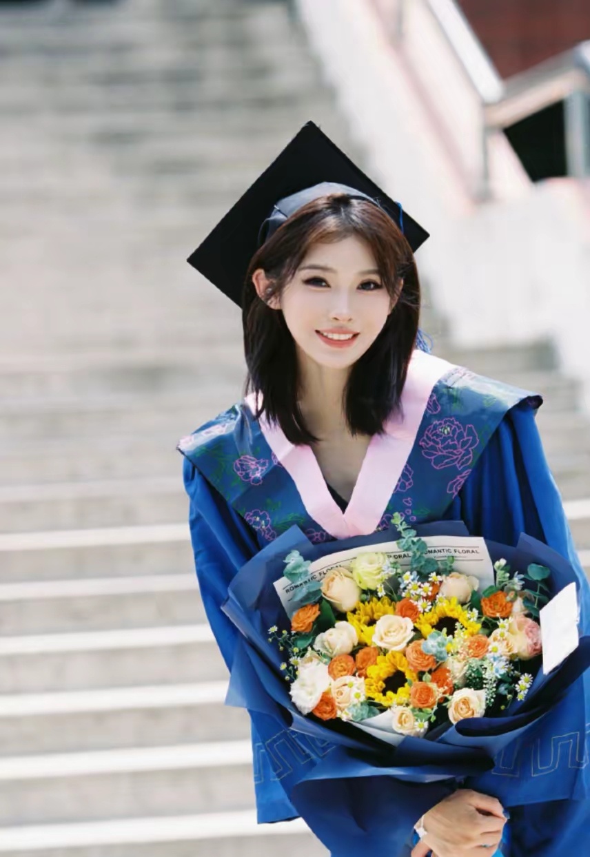 吴艳妮晒出研究生毕业照并发文：报告老师！硕士学位达成。从北体大研究生毕业了。 