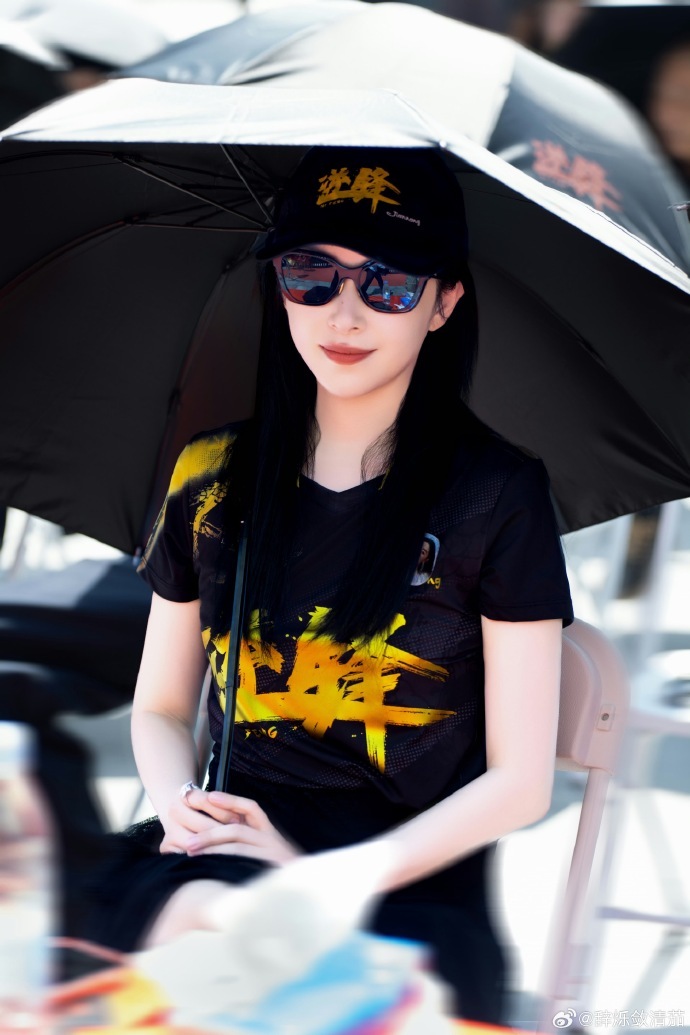 阚清子给粉丝送黄金  真的是我们超大方的姐姐呀，没想到阚清子给粉丝送黄金，感受到