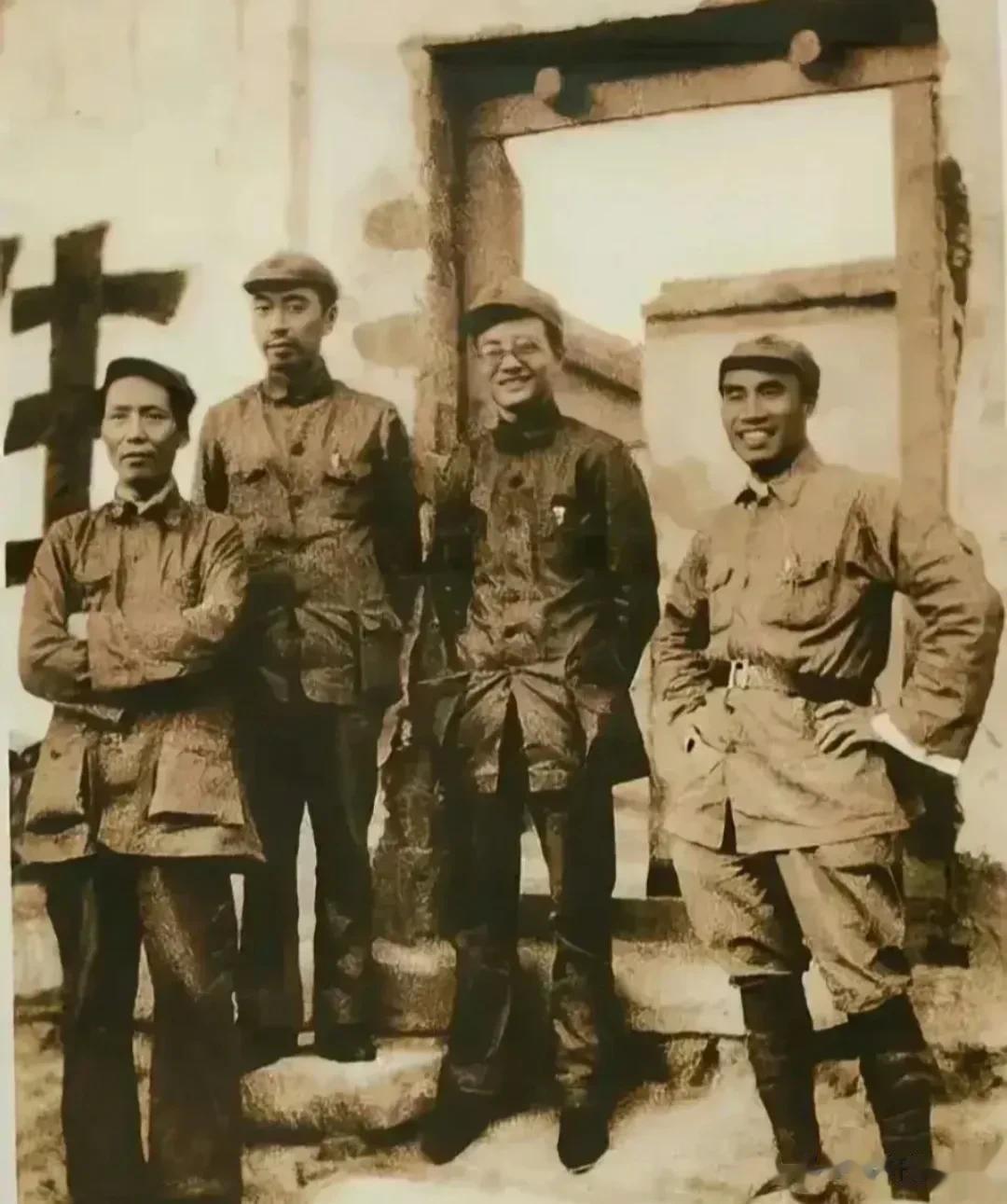 1936年，红军长征到达陕北后的合影。你能认出照片上的四个人都是谁吗？