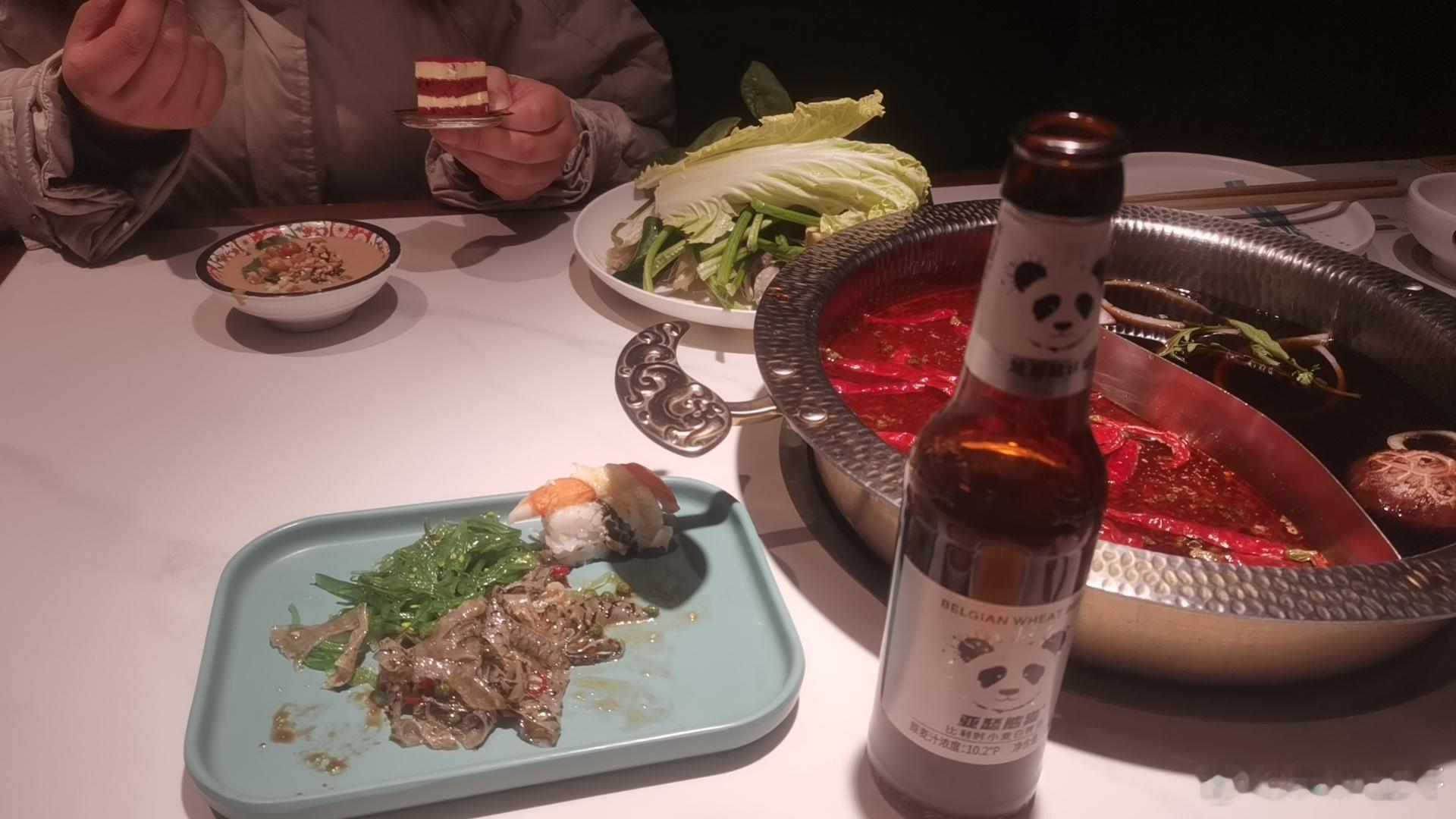 股票最后几天了，没有啥赚钱效益了，好好陪家人吃个火锅吧！ 