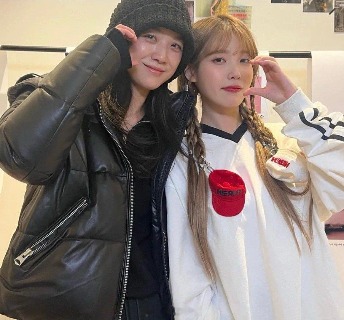 #汤唯[超话]##汤唯IU新合照#话说汤汤学会韩式笔芯了么？ ​​​