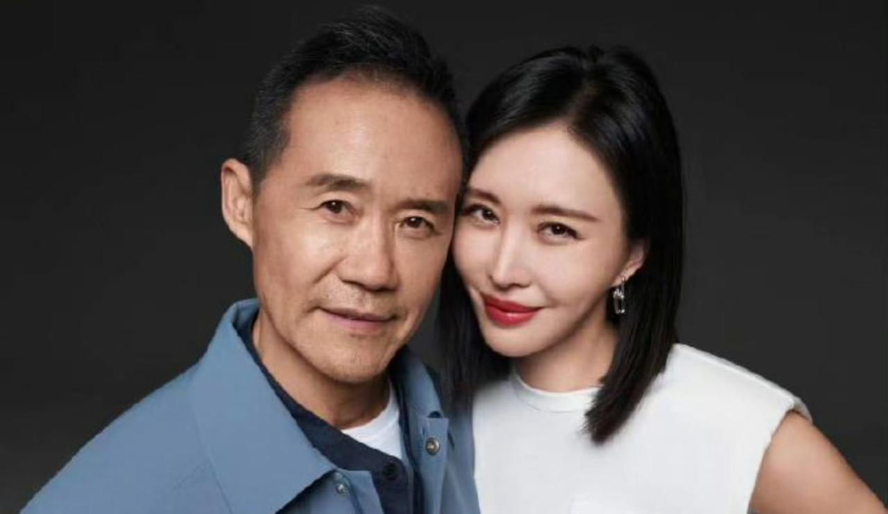 田朴珺：最近网上又在传我们离婚，我得赶紧澄清，假的，别信那些没影儿的。

王石：