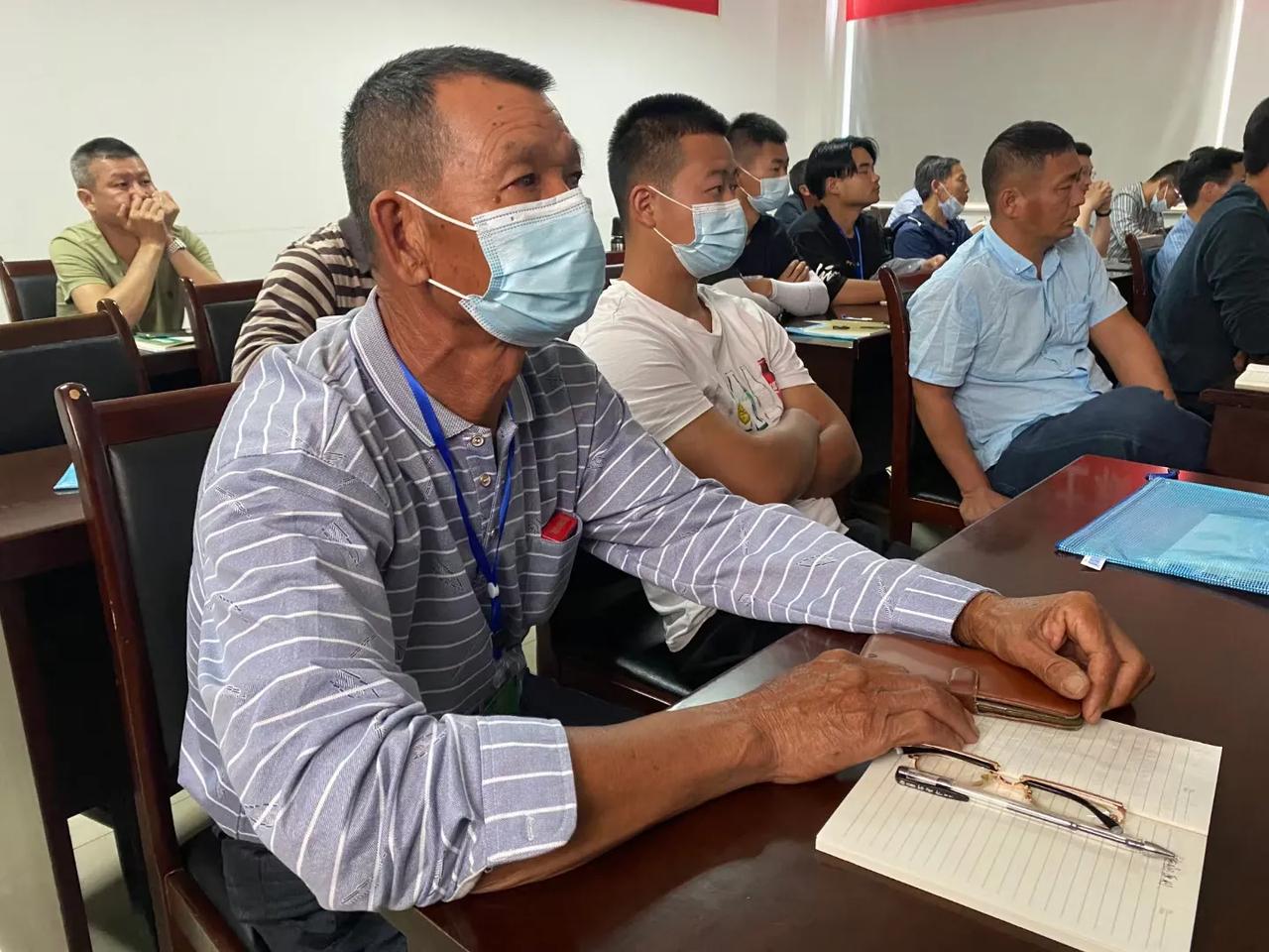培训第三天三农 
线上线下同步进行[中国赞][中国赞]
实战种植管理，细节到位
