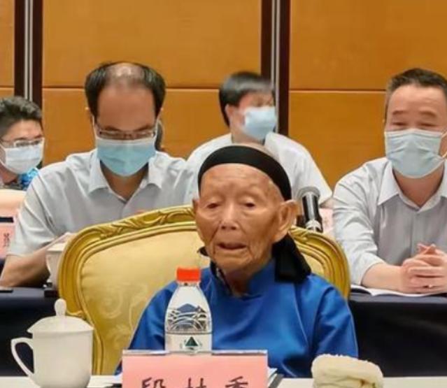 1932年，12岁的段桂秀嫁给了21岁的王金长，新婚第3天，王金长去参军，这一去