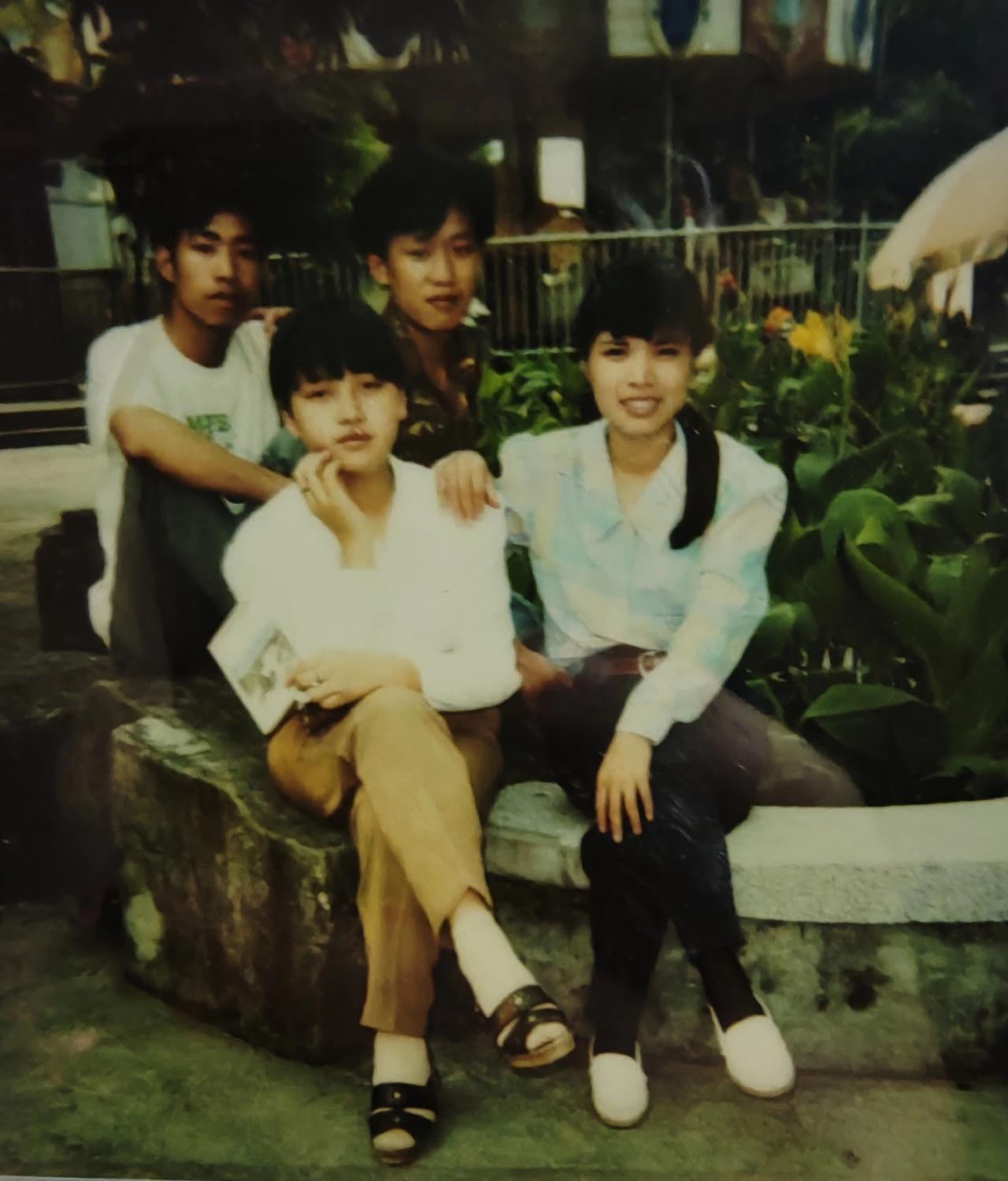 这是一张一次性成像快照，立等可取那种，拍摄于1996年6月，花都秀全公园。
那会