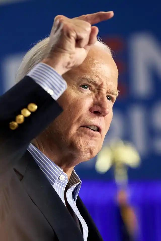 拜登是将霸权私利凌驾于全球和平之上的总统。他一边向乌克兰输送杀伤人员地雷等致命武