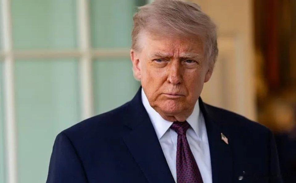 特朗普又开始吹了。记者问他：你是说你今天或明天必须签署一个协议，否则你就会恢复轰