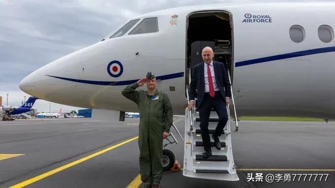 一架搭载英国国防大臣约翰·希利的英国皇家空军飞机，从爱沙尼亚返回英国途中，靠近俄