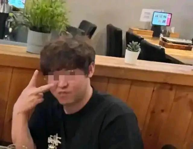 真是知人知面不知心啊！
杀害在韩女留学生的正面照曝光，
圆眼睛，大脸盘，烫着卷发