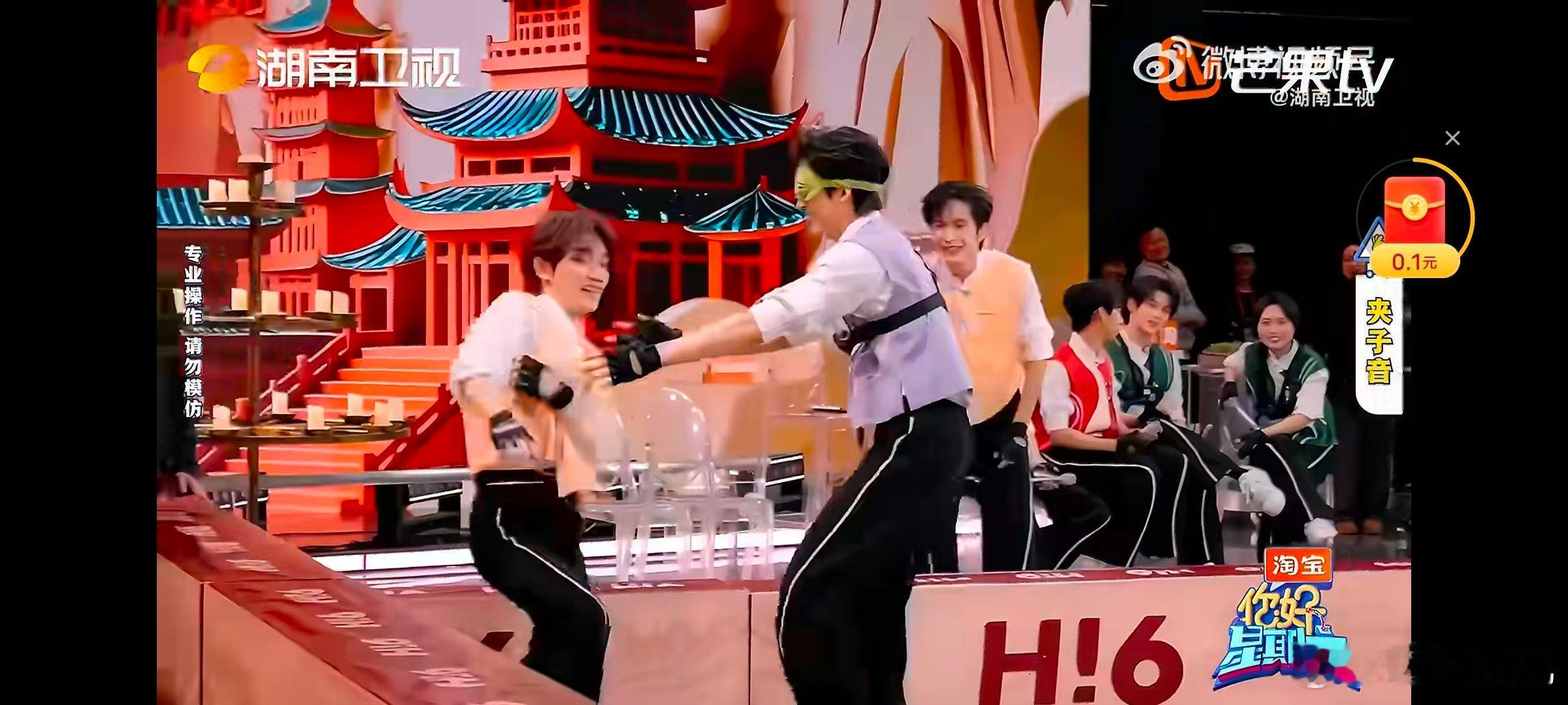 丁程鑫被电到飞起你好星期六丁程鑫本想调皮逗抓捕方，结果被电到飞起，后悔的小表情萌