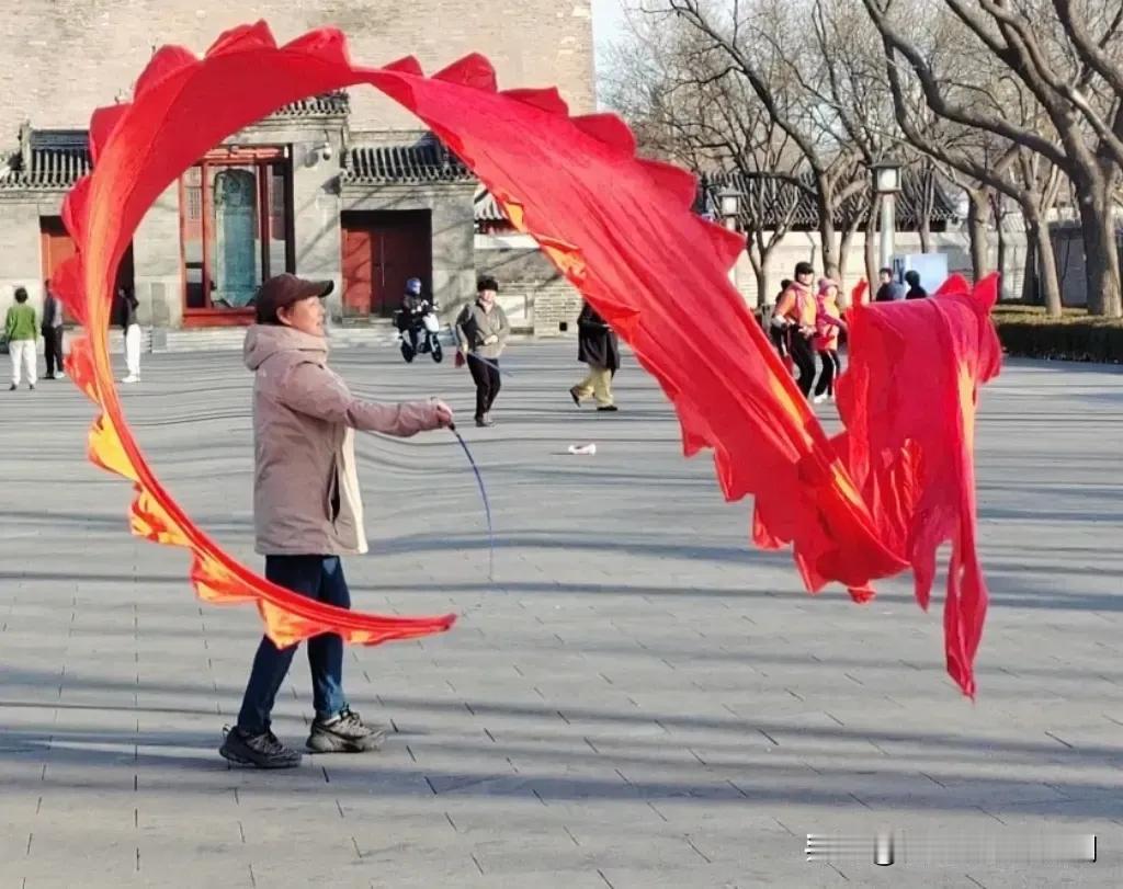 师友说得好！每天清晨在公园，或者是广场上，运用红丝带舞出各种姿态，坚持锻炼身体，