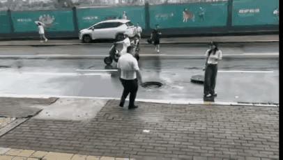 路人熙熙攘攘！车辆来来往往，只有大哥费劲巴力的将井盖挪到原位，盖在渗水井上！大哥