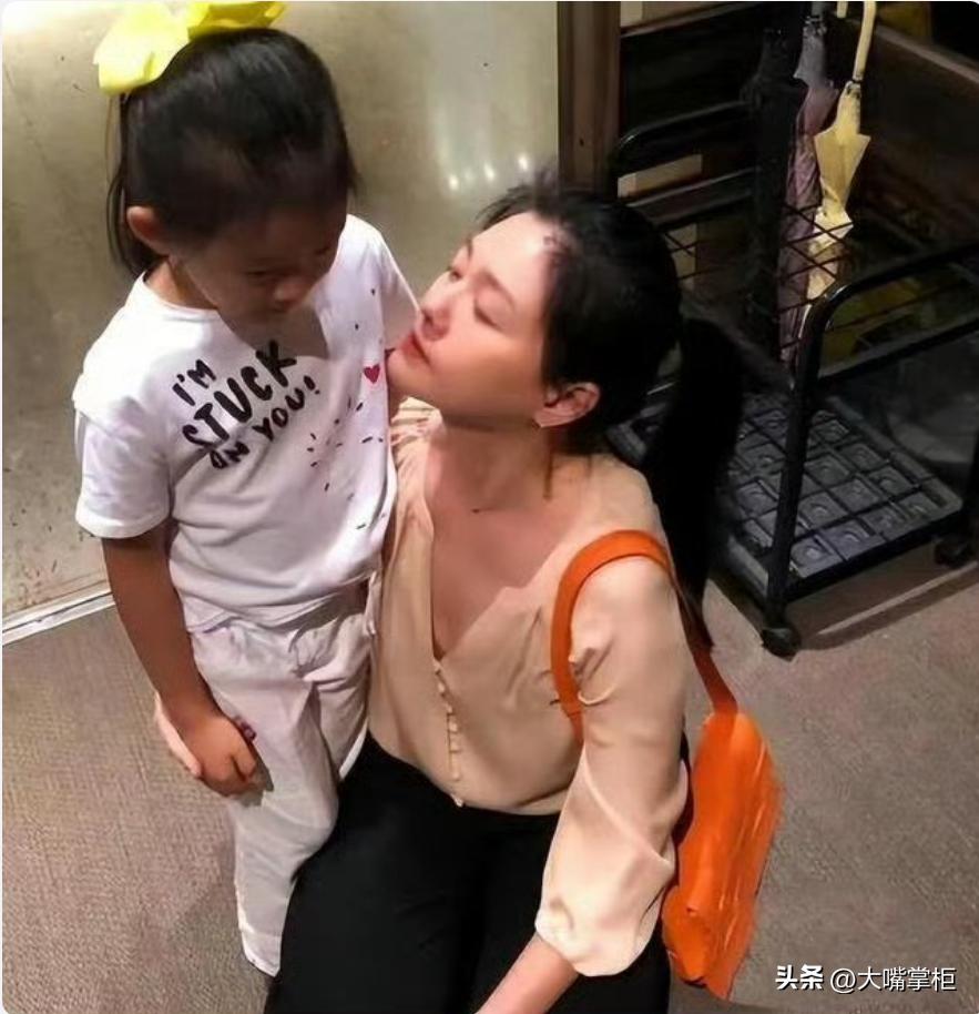 满打满算12岁的汪希玥，和爸爸一起到母婴店给新弟弟挑选礼物。
不知这个举动，是自