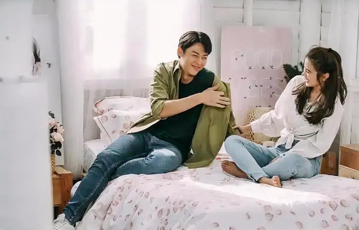 怎么判断一个男人对老婆好不好？你看三点就可以了：

第一点，看他把钱花在哪儿。