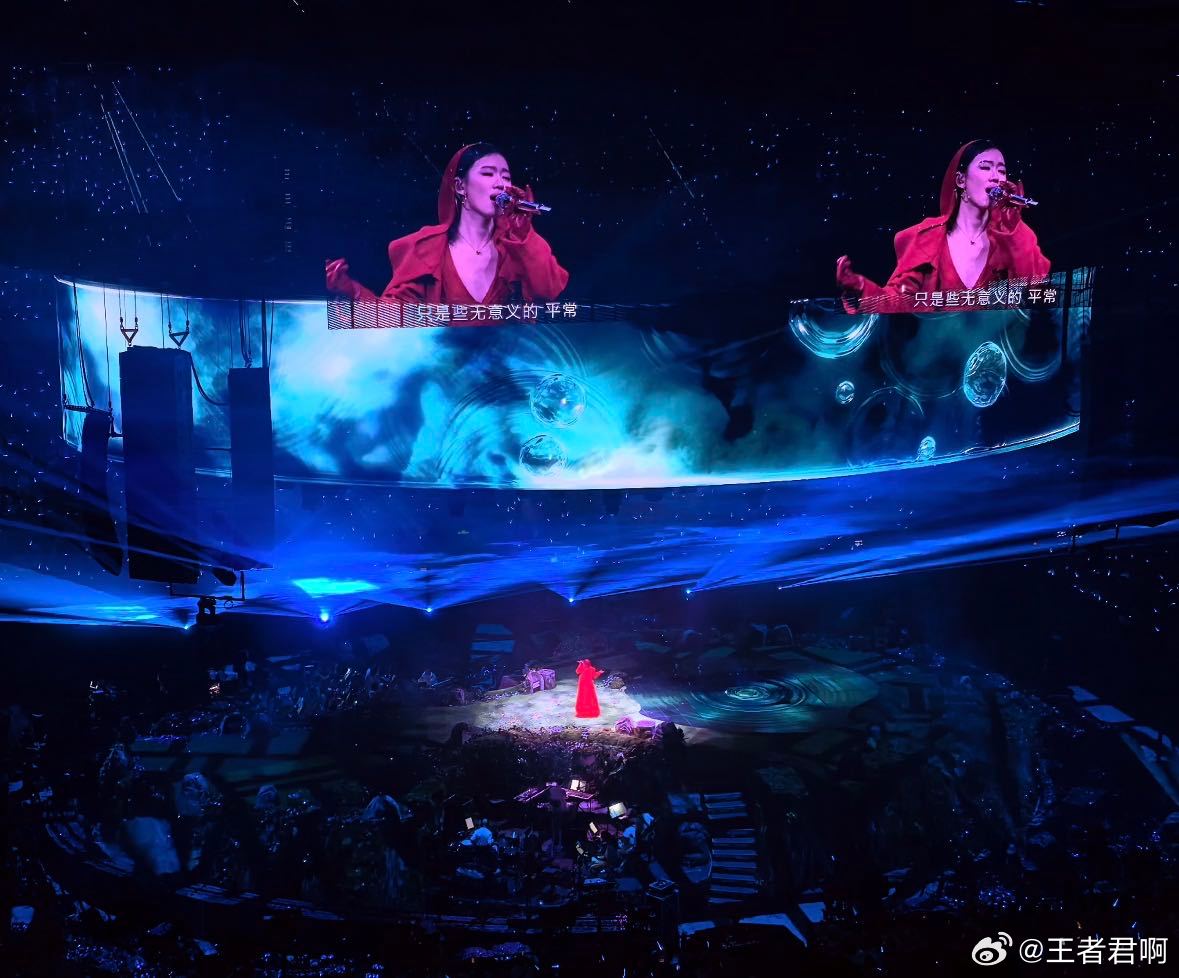 单依纯四面台舞美效果 单依纯2.0舞台太绝了！创意蛋岛四面台宛如秘境，光影随旋律