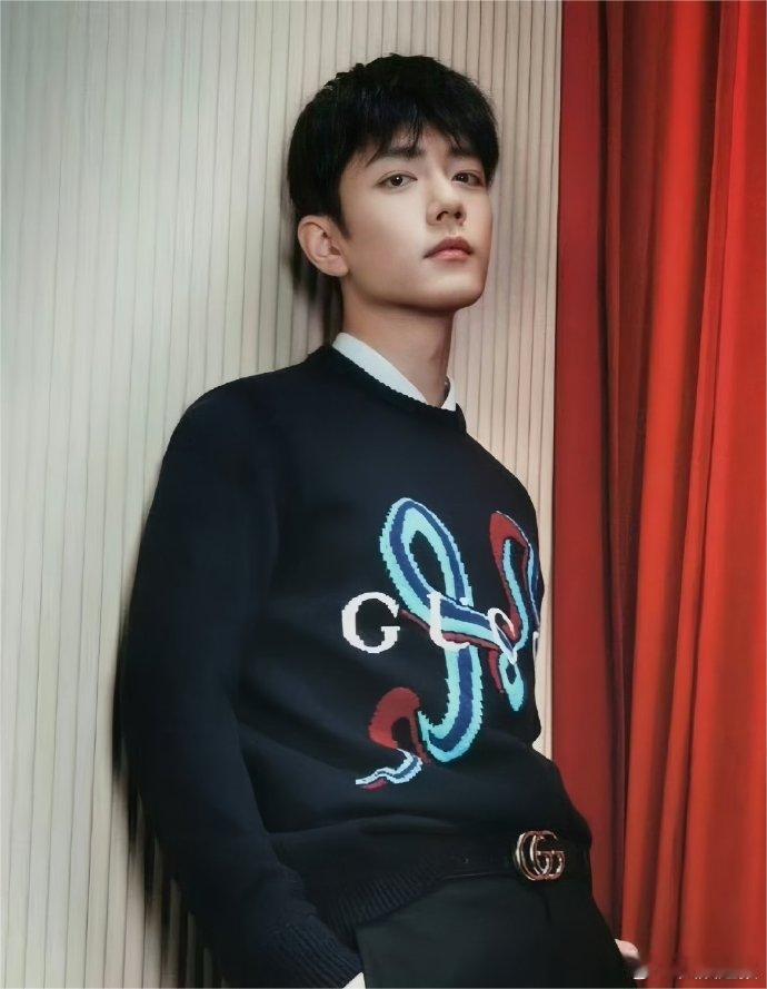 肖战迎接新年新造型  肖战珍贵时光中拥抱崭新自我 新年的第一缕曙光映照出肖战的新