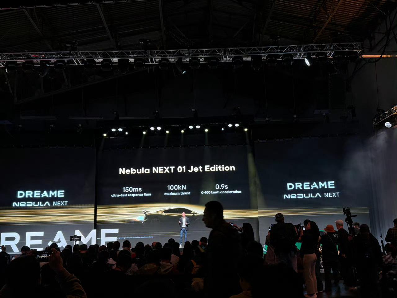 追觅火箭超跑百公里加速0.9秒搭载双固体火箭助推系统，可实现150毫秒的超快响应