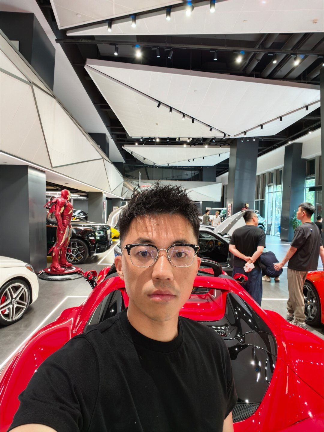 蛇哥说让我陪他一起疯狂一把一起去染发我想了一下，要不要疯狂一把？大家觉得我适合染