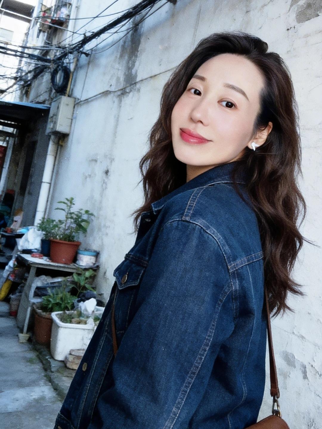 82年43岁
单身离异12年
原来女儿在偷偷长大
女儿体考全科满分 真的有些意外