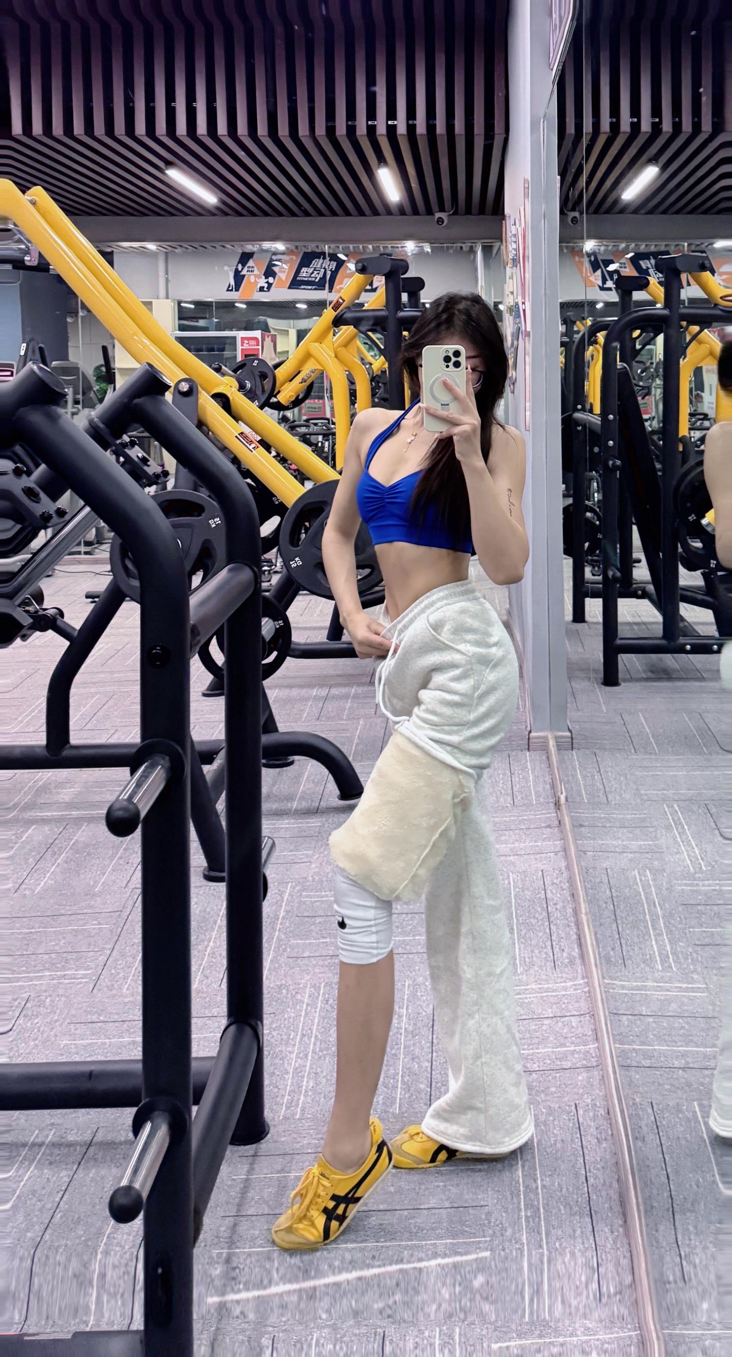 肌肉比承诺实在 汗水比眼泪诚实