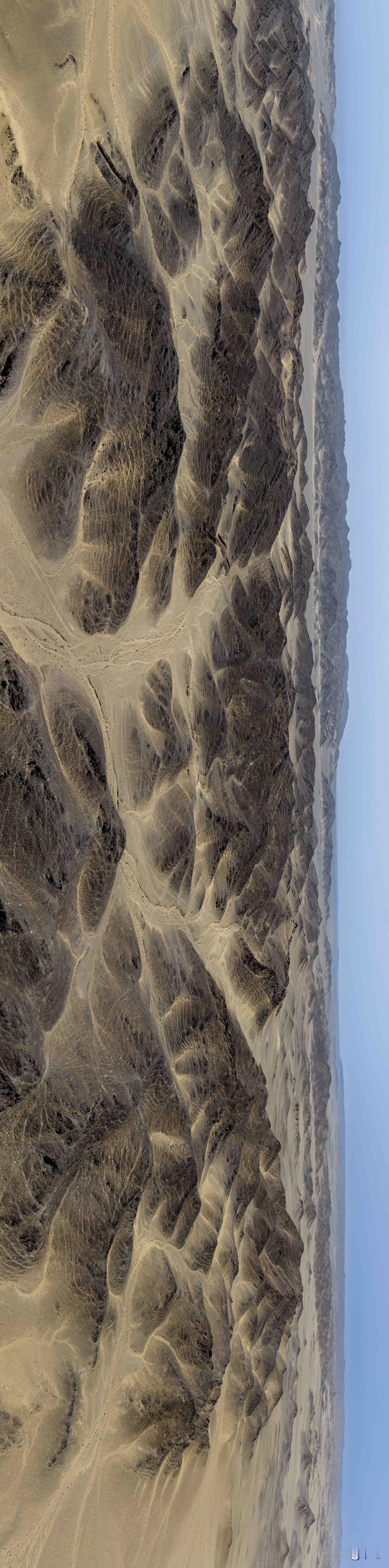 戈壁大漠，那是出嘉峪关后的西北大地，充满着辽阔与荒凉。自古以来，它就频繁出现在史