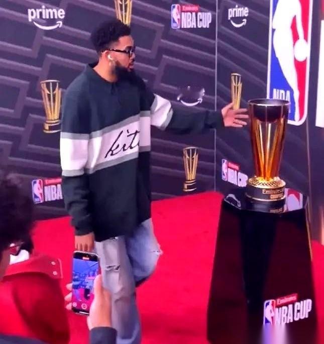 完了。
真的，我心一下就凉了半截。
镜头给到球员通道，唐斯那小子，手贱，真就去摸