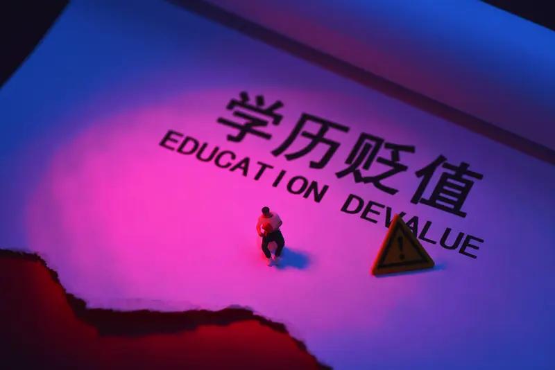 武汉理工毕业生当保安被母校约谈，之前曾是创业者和国际贸易从业者，带母校标签发30