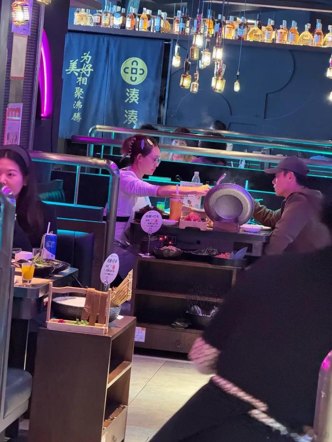 偶遇郑恺夫妇吃火锅，苗苗一身居家打扮接地气，热聊不停感情超好！ 