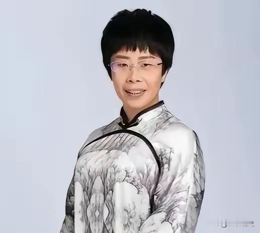 1975年1月出生，如今已经整50岁，北大才女蒙曼的征婚条件可把全网惊到了。她父