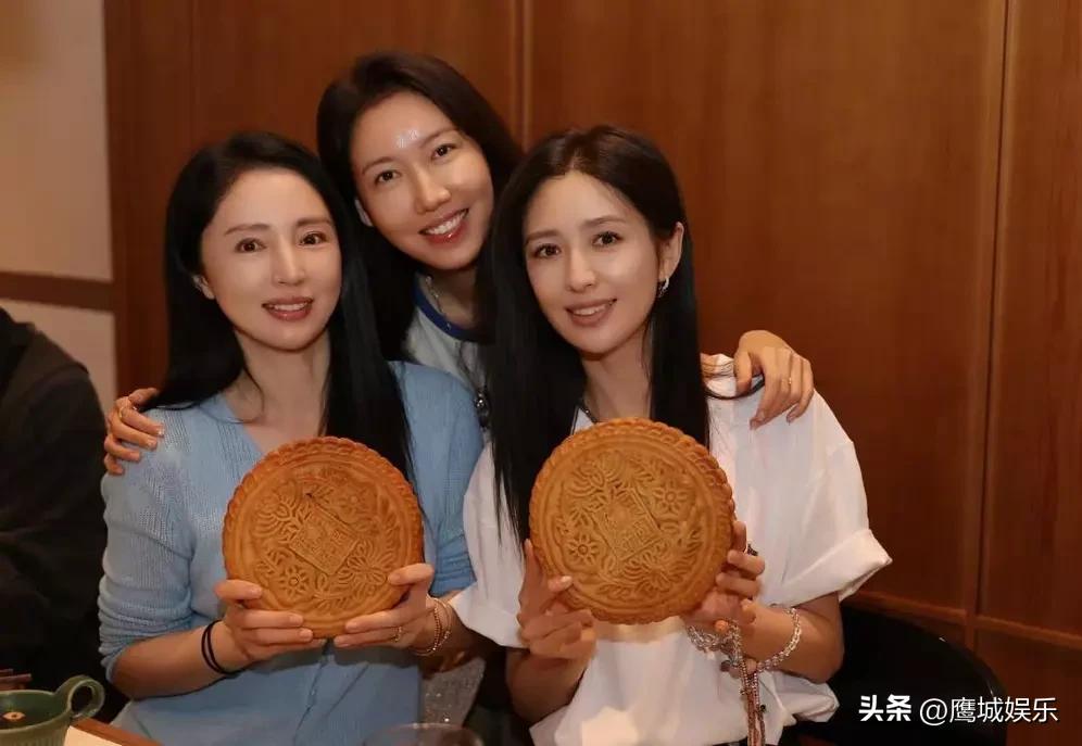 中秋海边同框，董璇佟丽娅高露的松弛感让人羡慕
 
中秋假期，董璇晒出一组出游随拍