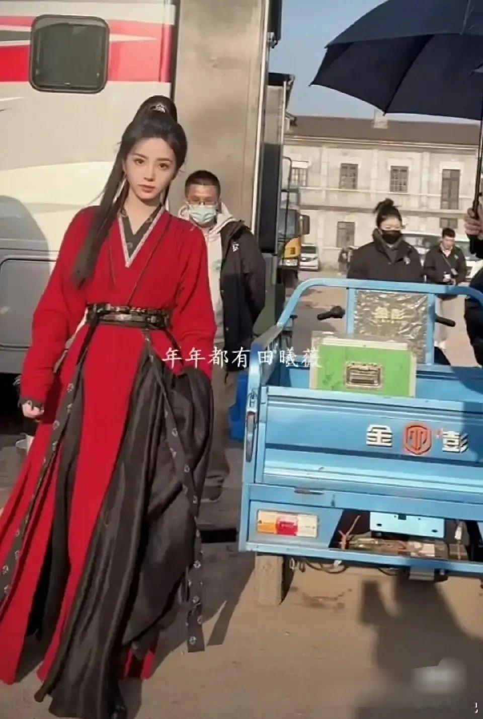 感觉古偶造型师也越来越敷衍了。。女将军101清一色的黑红高马尾。。。 