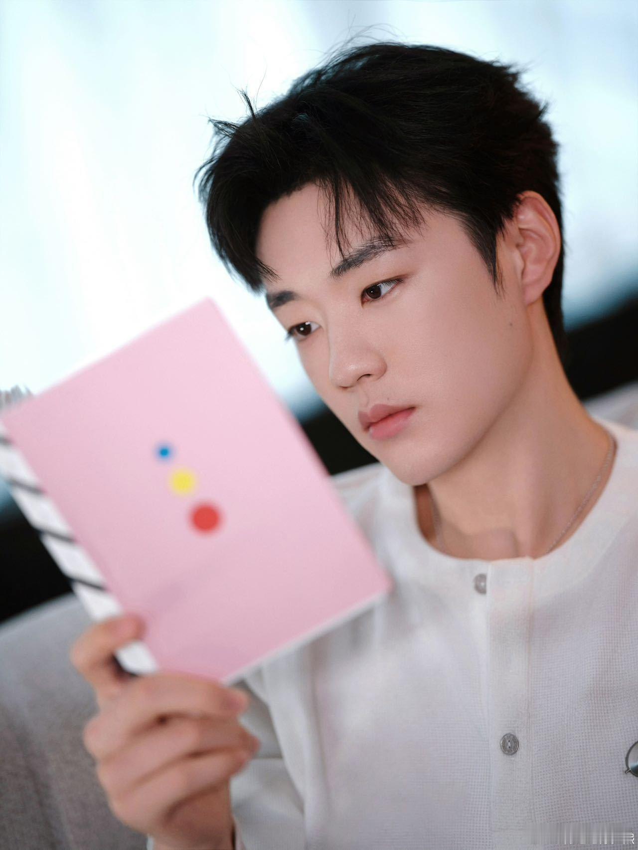 陈少熙直播 直播里说起他的影视作品，大家都很期待！期待早日再次在大银幕看到他！ 