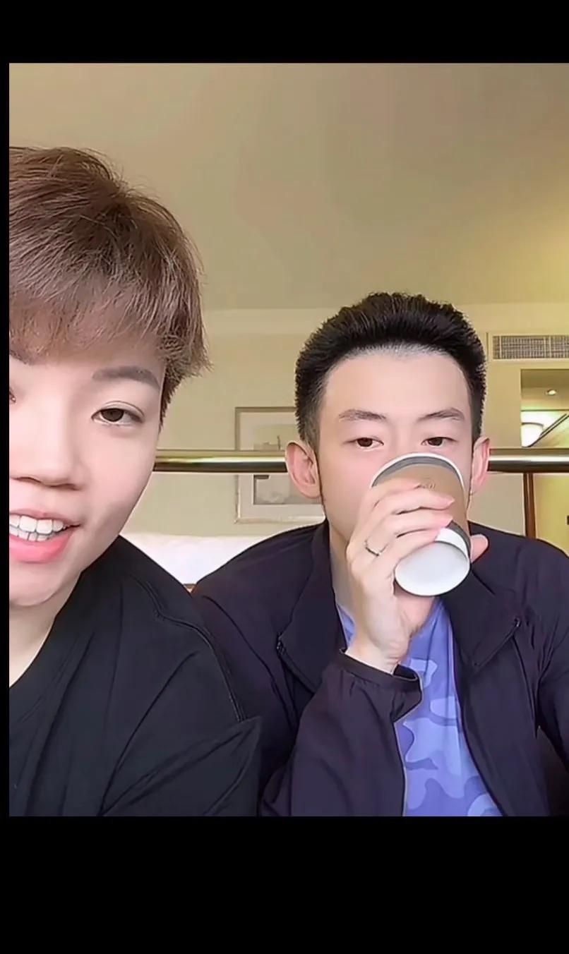 配了十来年，七八年都不熟的好搭档，笑晕了[捂脸]
大圣翻白眼
＜杜姐挺可爱＞