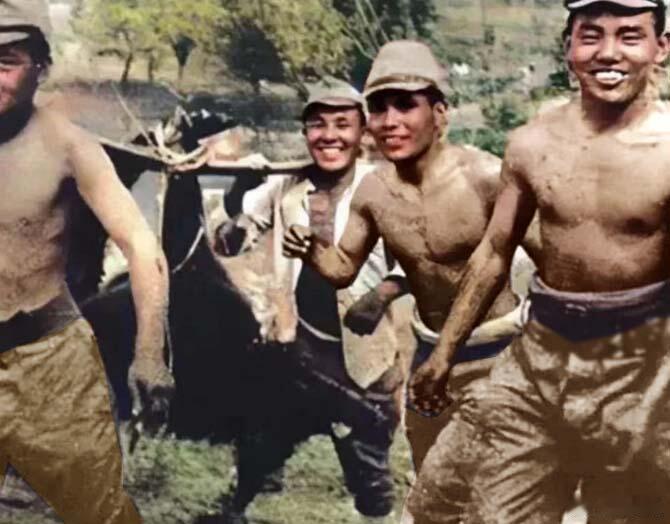 一张泛黄的历史旧照，记录下当年抗战士兵的模样。物资匮乏、伙食差距巨大，即便条件艰