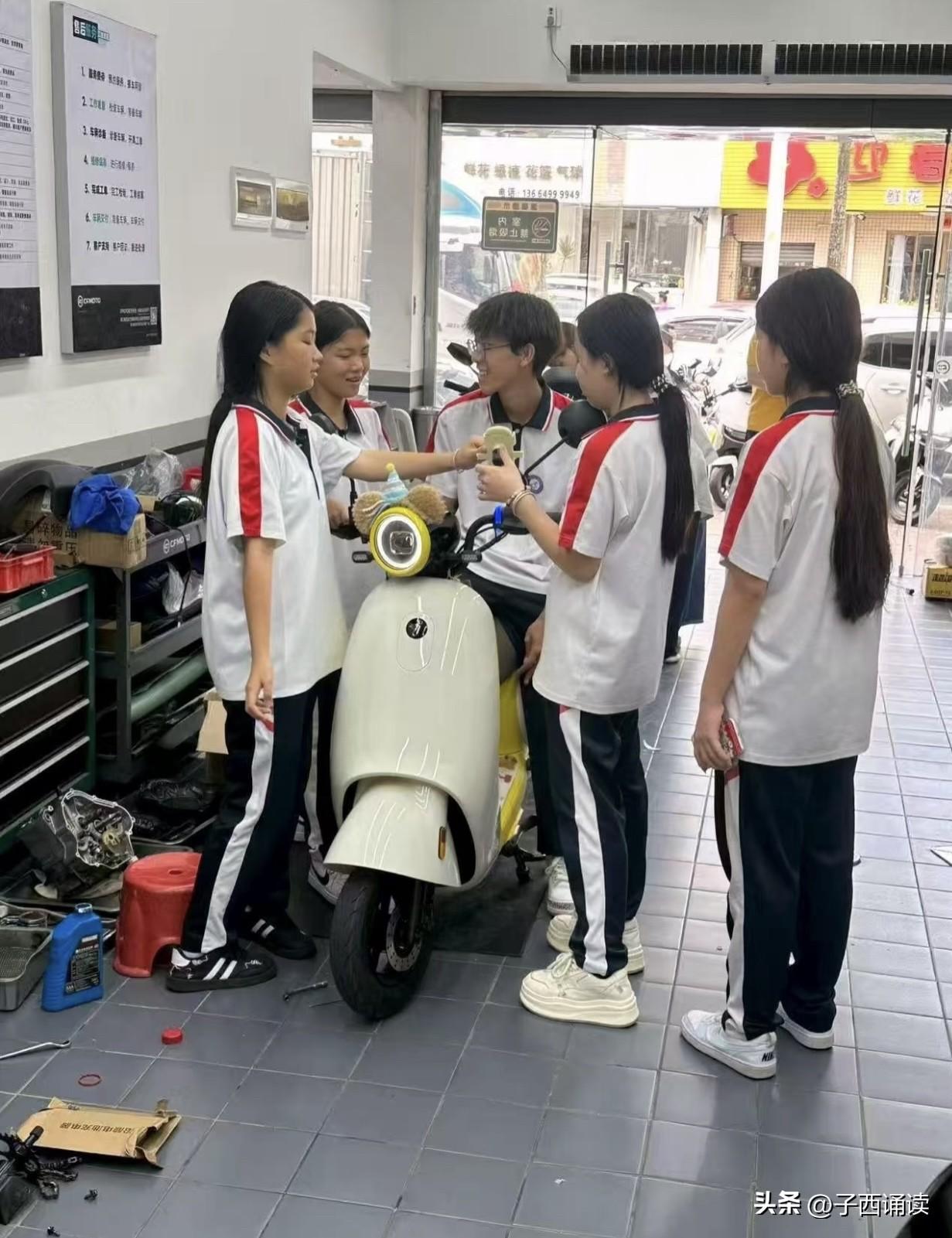据说，现在在学校里骑电动车上学的男生女人缘特别好，深受女同学的喜爱。就像上世纪七