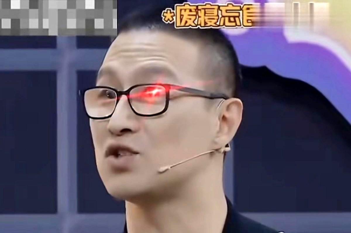 章子怡半夜不睡觉，竟干这事。

汪峰说他凌晨五点上厕所，看见章子怡还抱着手机，目