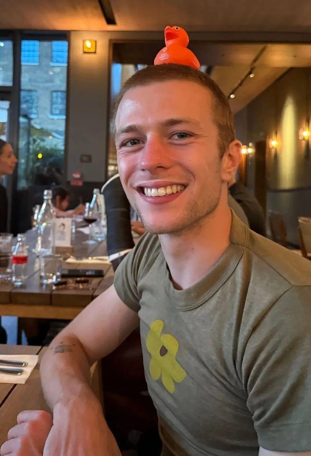 26岁的 Ruaridh Mollica 还是有鱼尾纹了！虽然还是很帅的，但我建