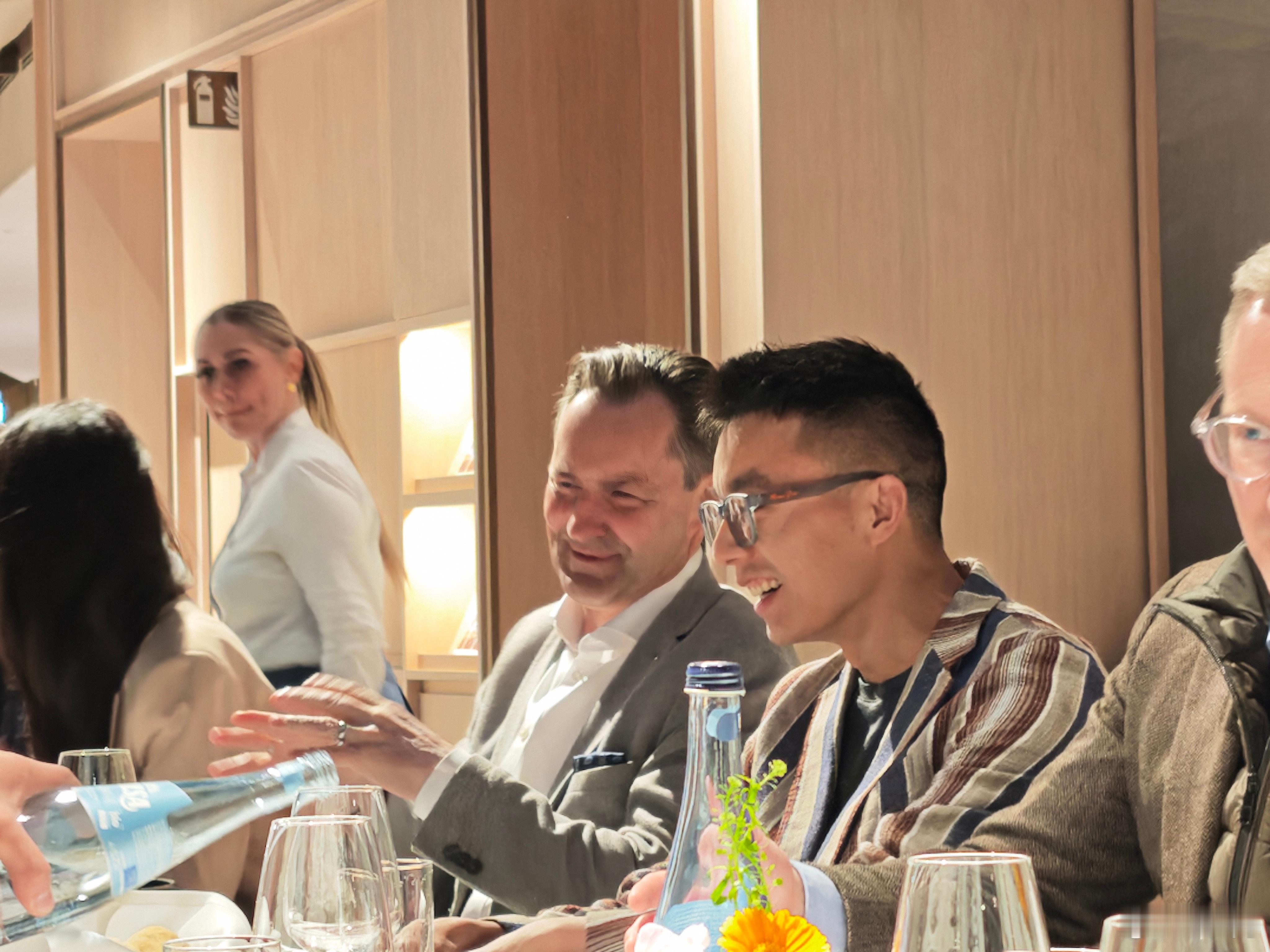 昨天见到了大众汽车品牌的CEO托马斯·谢弗先生。在黄昏时分，他大概结束了一天的工