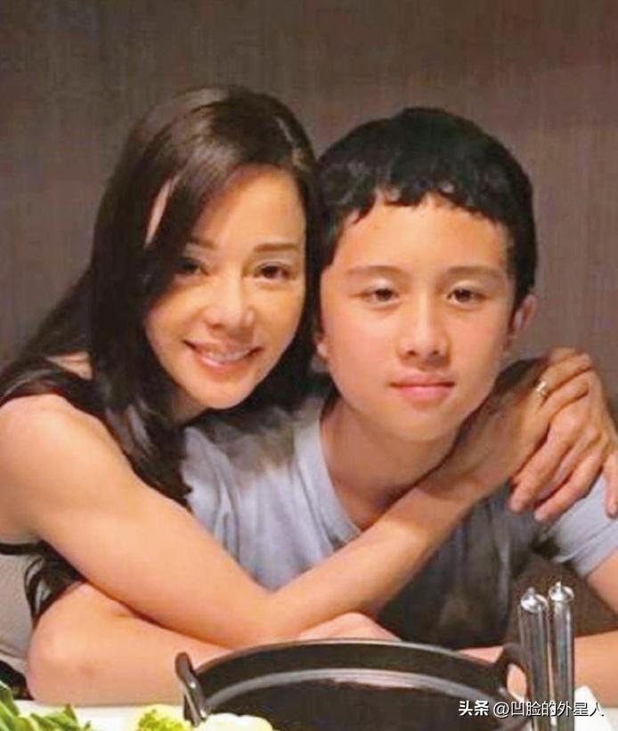 畸形的爱到底有多可怕？台湾女星狄莺，坚持母乳喂养12年，与儿子同床15年，就连儿