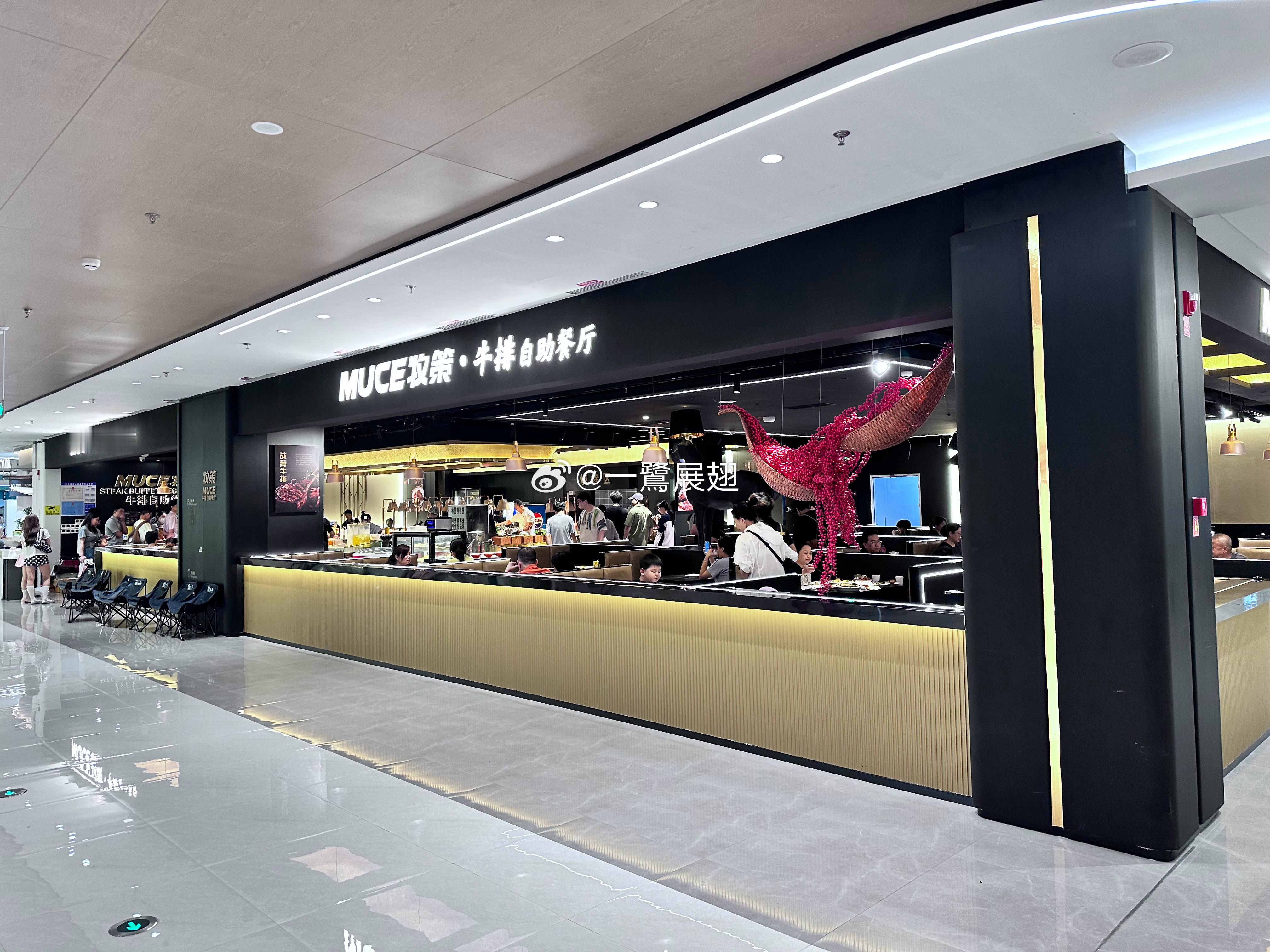 罗宾森顶楼走道都被油烟味充斥完了→_→高情商：开放式体验。实话是节约成本 厦门·