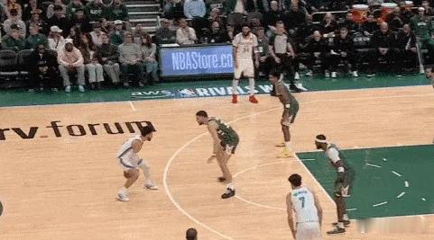 生涯第二年进步明显！多镜头解析，安杰伊-米切尔进攻表现1234米切尔先是佯装借助