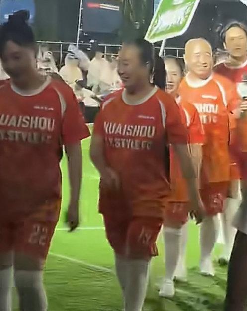 乡村爱情闯世界杯 宝石Gem空降象牙山唱rap助阵，李晨踢球当外援，杨鸣跨界教足