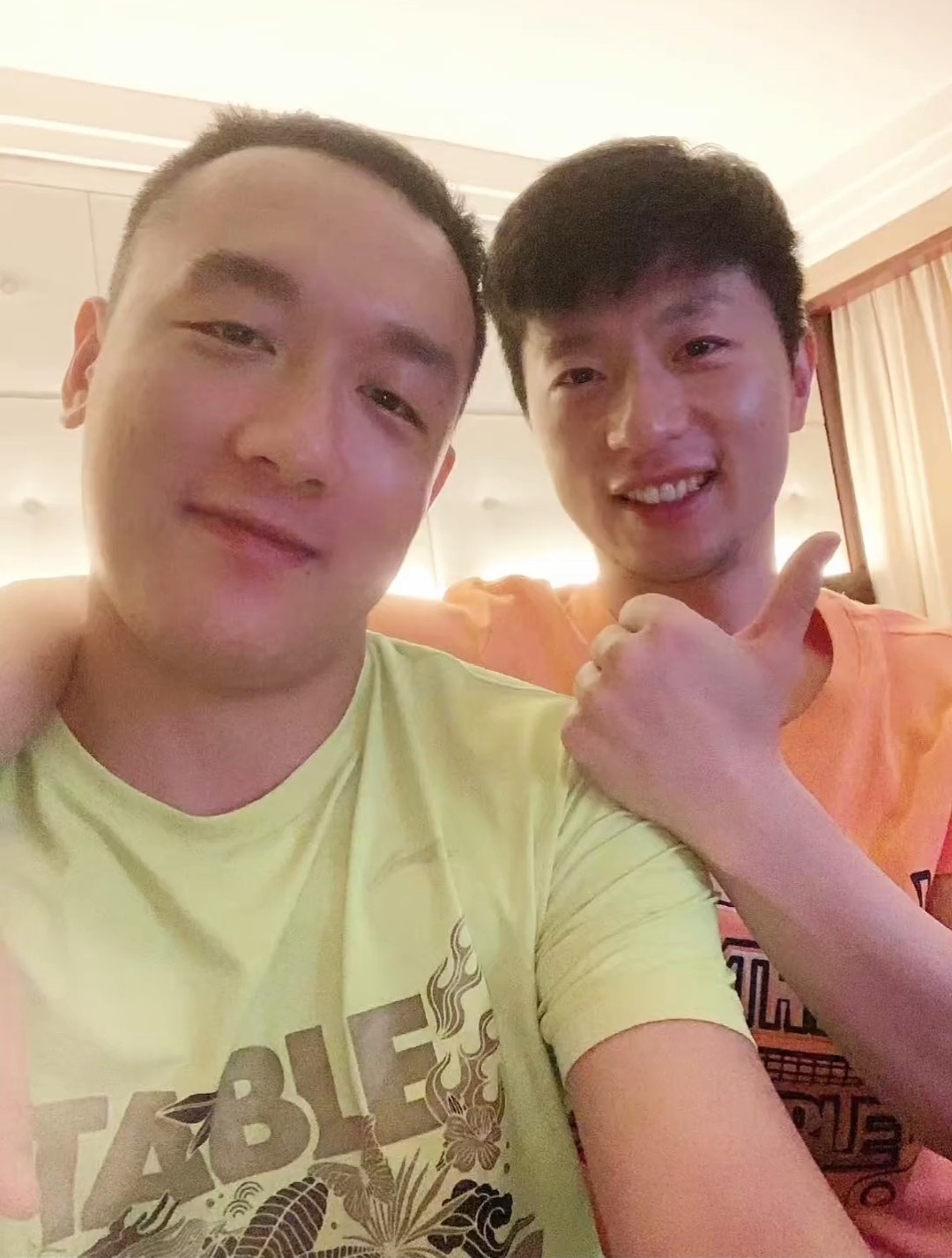 笑死马龙左拥右抱的合影（不是） ​​​