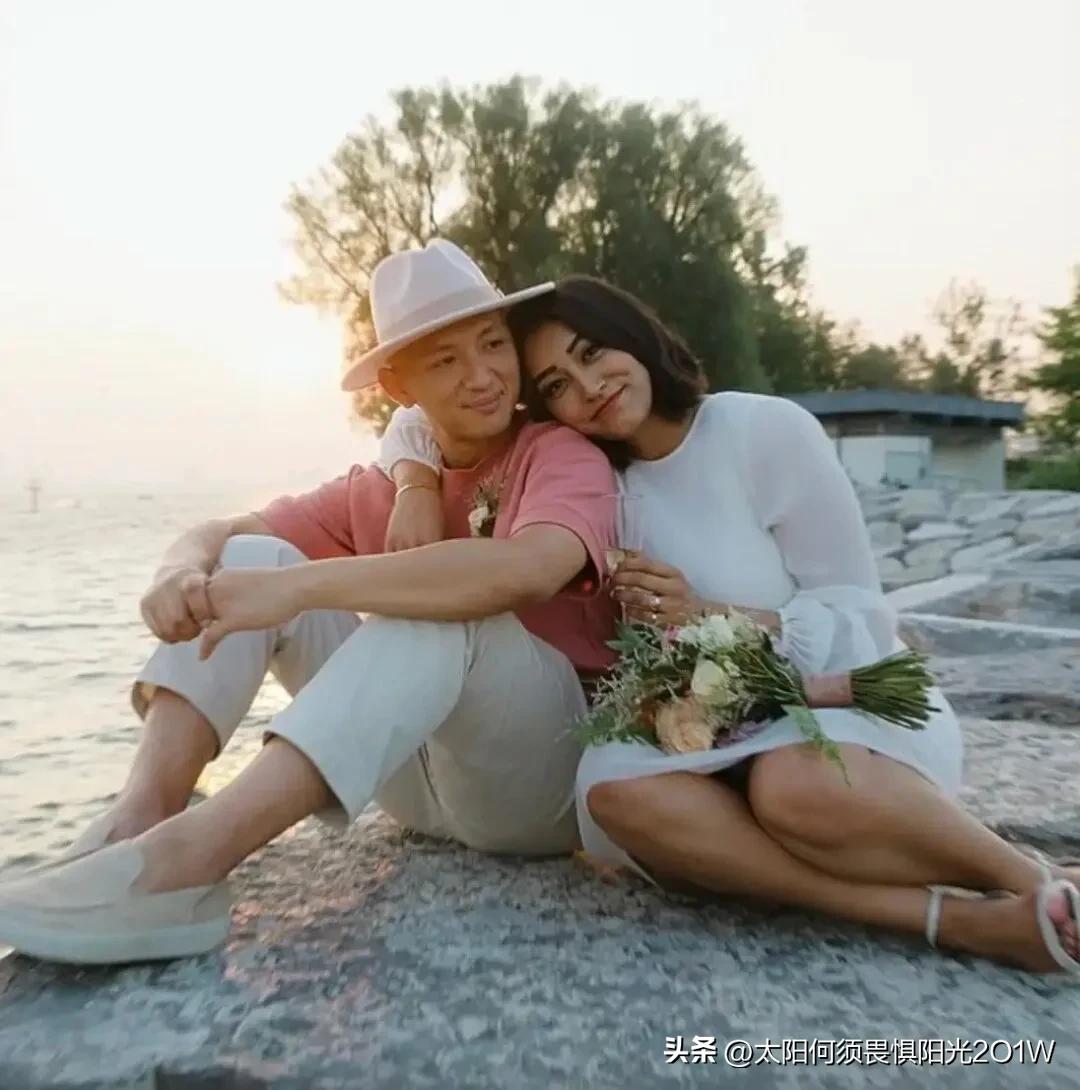 郑欣宜晒与母亲沈殿霞的合影旧照：母女情深，郑欣宜，这个名字或许对于许多人来说并不